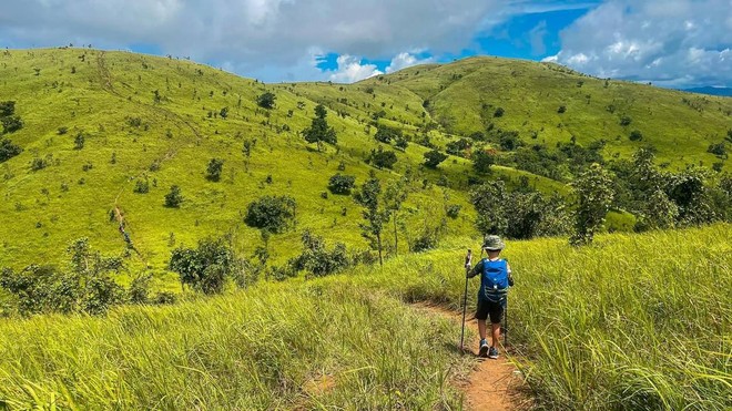 Một thảo nguyên xanh ở Đắk Lắk được giới trẻ săn đón vì cảnh đẹp mê ly - Ảnh 4.