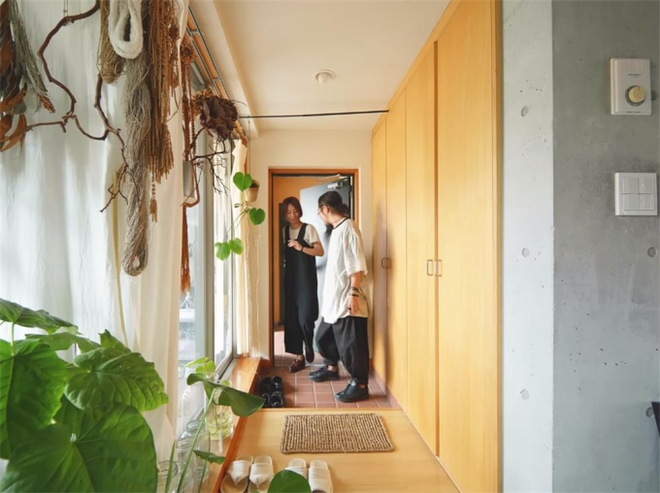 Vợ chồng Nhật Bản rút hết tiền tiết kiệm mua căn nhà thô rộng 58m2 để trồng cây, nội thất cũng tối giản hết mức - Ảnh 2.