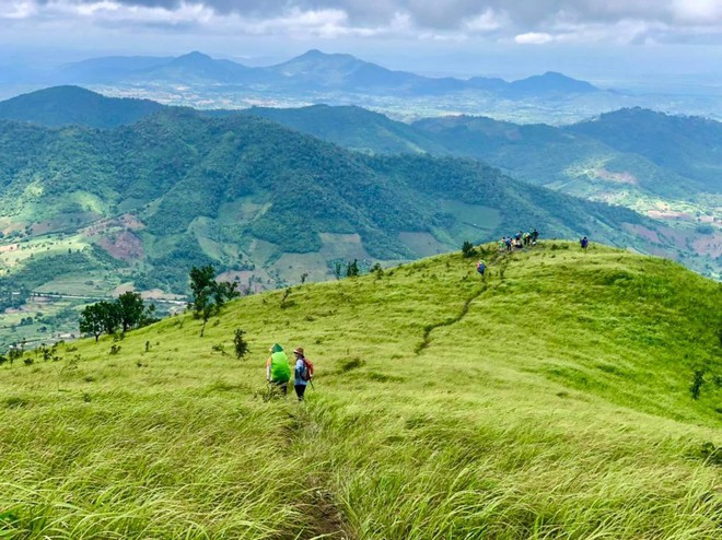 Một thảo nguyên xanh ở Đắk Lắk được giới trẻ săn đón vì cảnh đẹp mê ly - Ảnh 3.