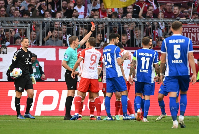 Hy hữu: Bayern Munich thắng 8-0 trong trận đấu có 3 thẻ đỏ - Ảnh 1.