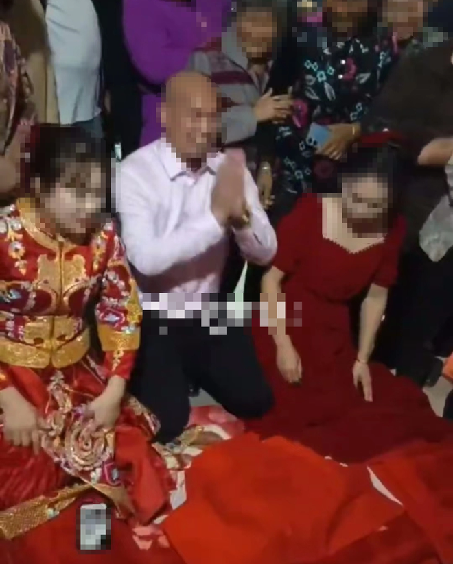 Khoe b&aacute;i đường th&agrave;nh th&acirc;n với 2 c&ocirc; d&acirc;u, người đ&agrave;n &ocirc;ng bị cảnh s&aacute;t hỏi thăm - Ảnh 1.