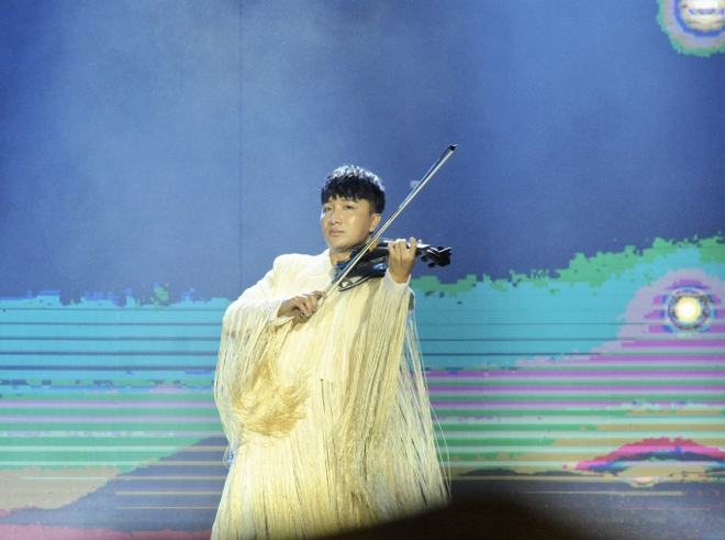 Hoàng Rob mở màn Better Choice Awards 2023 đầy thăng hoa: tiếng đàn violin điệu nghệ kết hợp công nghệ hiện đại! - Ảnh 3.