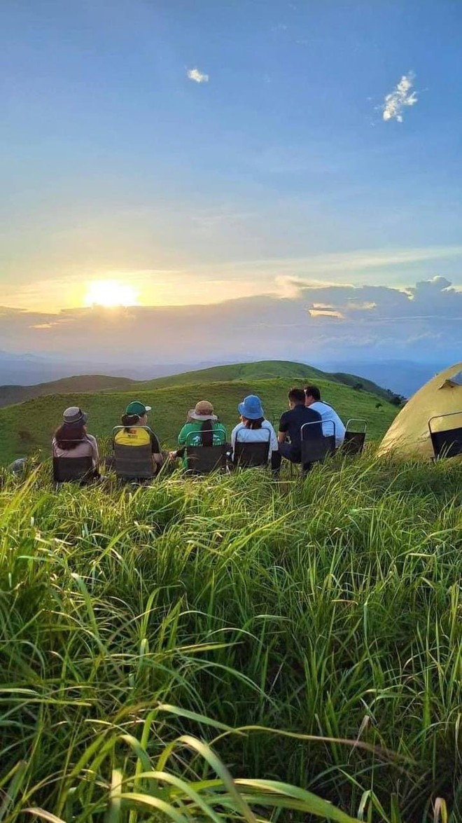 Một thảo nguyên xanh ở Đắk Lắk được giới trẻ săn đón vì cảnh đẹp mê ly - Ảnh 6.