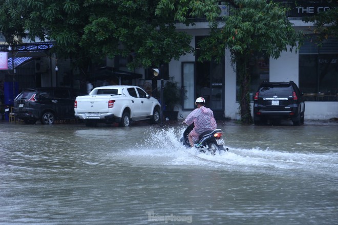 Mưa trắng trời nhấn chìm nhiều tuyến đường ở TP Vinh - Ảnh 5.