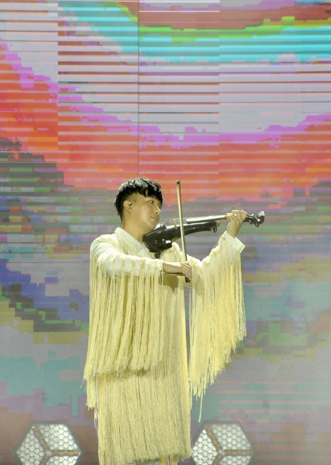 Hoàng Rob mở màn Better Choice Awards 2023 đầy thăng hoa: tiếng đàn violin điệu nghệ kết hợp công nghệ hiện đại! - Ảnh 1.