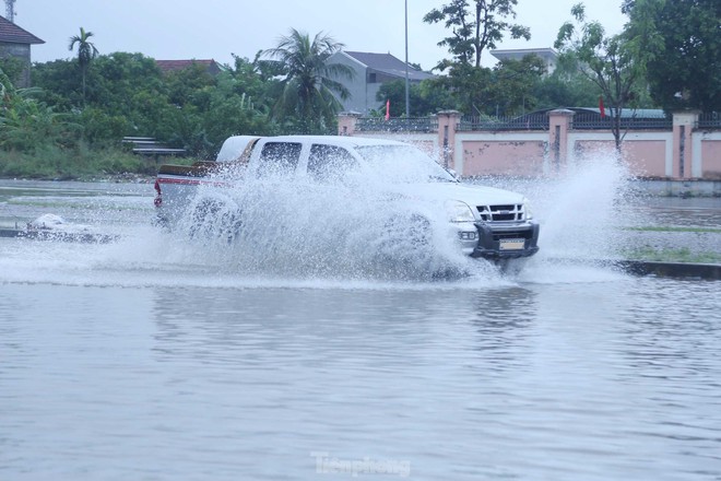 Mưa trắng trời nhấn chìm nhiều tuyến đường ở TP Vinh - Ảnh 4.