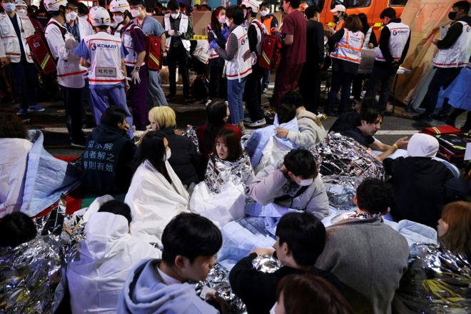 Nhìn lại thảm kịch giẫm đạp tồi tệ nhất lịch sử Hàn Quốc: 159 người thiệt mạng, cảnh tượng bao trùm con phố Itaewon gây ám ảnh - Ảnh 7.