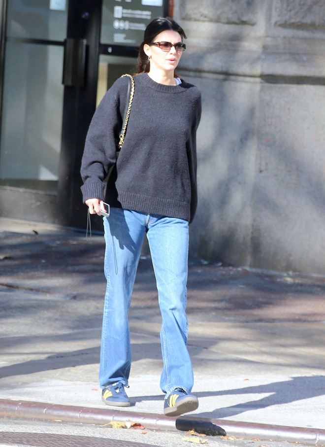 Tham khảo cách Kendall Jenner mặc áo len sành điệu suốt mùa lạnh - Ảnh 2.