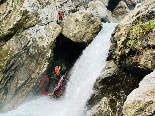 Cảnh sát băng rừng, đu dây cứu du khách nước ngoài bị mắc kẹt giữa thác nước - Ảnh 1.