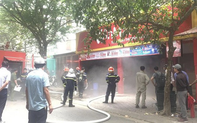 Hà Nội: Siêu thị tại quận Cầu Giấy bất ngờ bốc cháy - Ảnh 1.