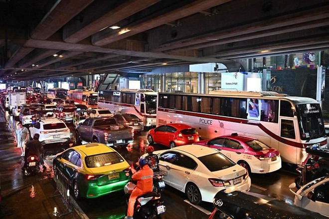 Hiện trường vụ xả súng tại Siam Paragon (Bangkok), hàng trăm người dân bỏ chạy thoát thân - Ảnh 7.