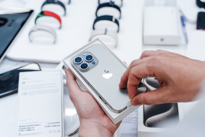 Gi&aacute; iPhone 15 Pro Max tăng cao v&igrave; khan h&agrave;ng sau gần 1 tuần mở b&aacute;n tại Việt Nam - Ảnh 2.