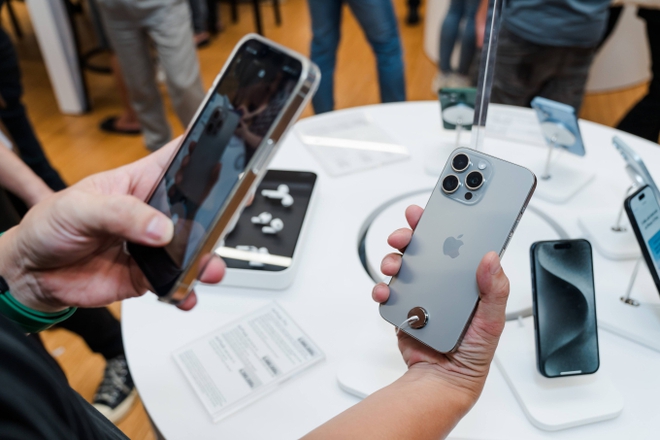 iPhone 15 chứng minh sức h&uacute;t khủng, đến người d&ugrave;ng Android cũng muốn l&ecirc;n đời - Ảnh 1.
