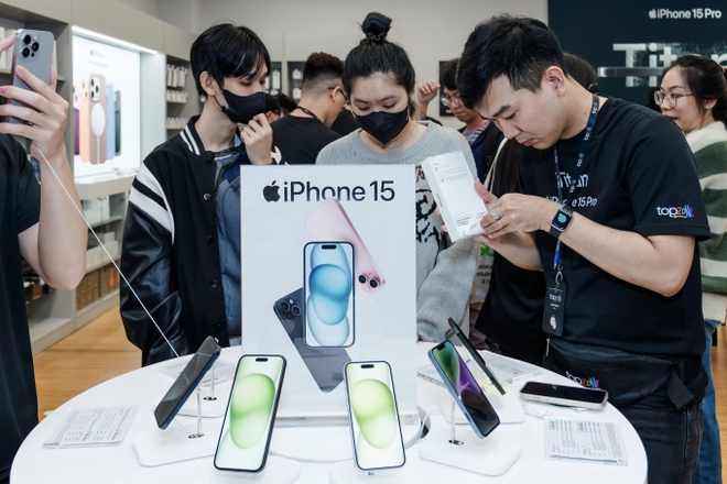 Giá iPhone 15 Pro Max tăng cao vì khan hàng sau gần 1 tuần mở bán tại Việt Nam - Ảnh 1.