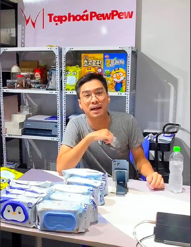PewPew tiết lộ lý do khởi nghiệp siêu dị trên TikTok với giấy vệ sinh, livestream bằng kỷ vật tình yêu, và chuyện chưa có nhãn hàng nào phải buồn - Ảnh 6.