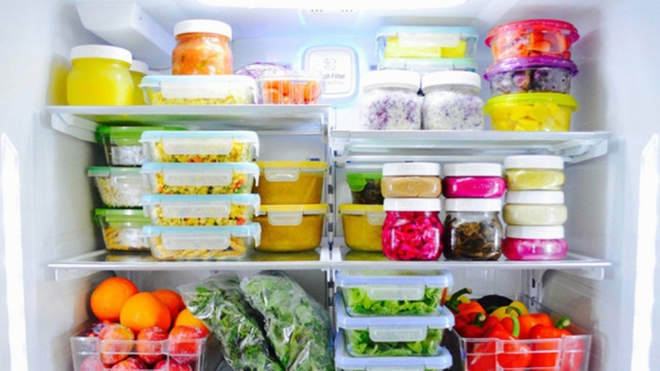 Cất thực phẩm v&agrave;o tủ lạnh trong b&aacute;t sứ hay hộp nhựa th&igrave; giữ được l&acirc;u nhất? C&acirc;u trả lời khiến nhiều người bất ngờ - Ảnh 1.