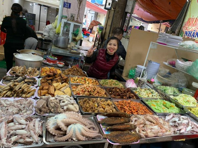 Hàng cơm ngập hải sản mà người Cát Bà vẫn ăn hàng ngày, cô chủ tiết lộ tuyệt chiêu giữ khách hơn 10 năm - Ảnh 2.