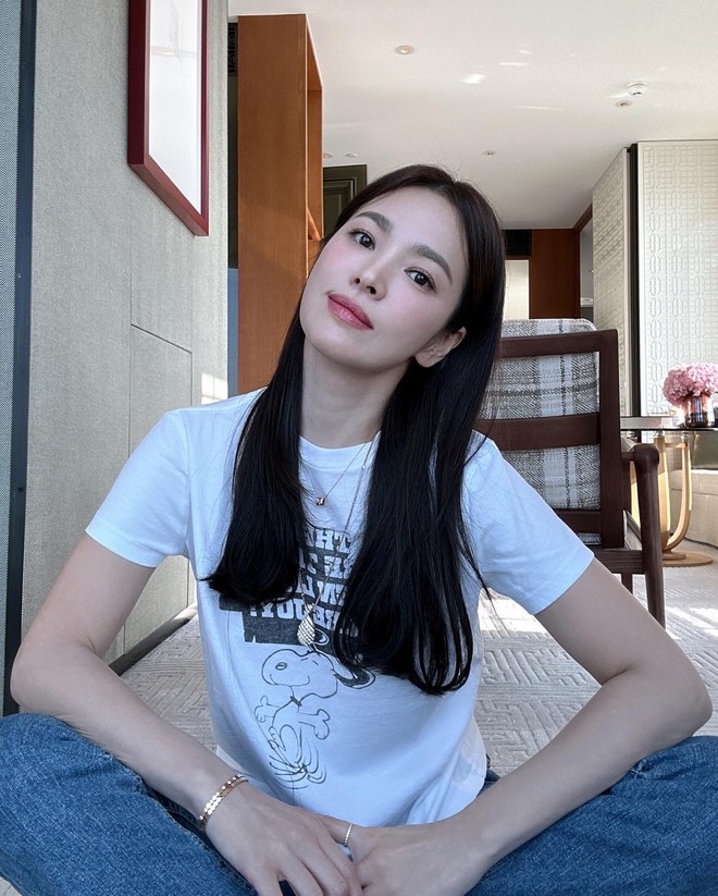Song Hye Kyo mặc quần jeans đẹp từ phim ra ngoài đời, ngắm là muốn học hỏi - Ảnh 4.