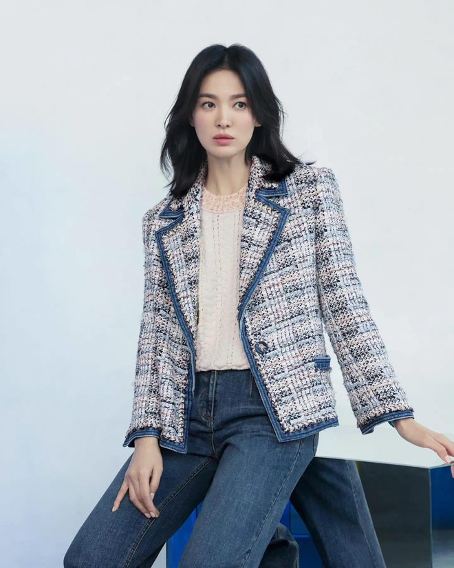 Song Hye Kyo mặc quần jeans đẹp từ phim ra ngoài đời, ngắm là muốn học hỏi - Ảnh 2.