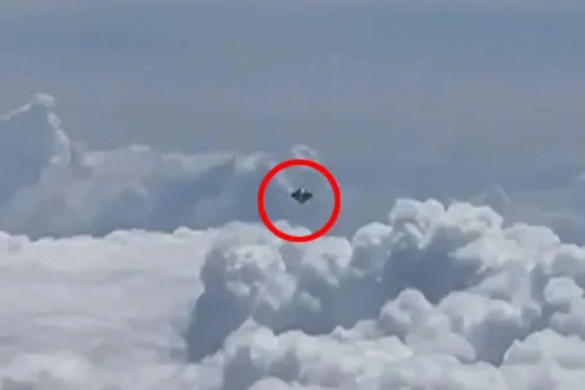 Hành khách trên máy bay ghi lại cận cảnh UFO hình kim cương - Ảnh 2.