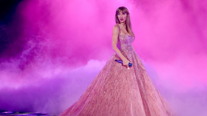Mua v&eacute; xem phim The Eras Tour của Taylor Swift kh&oacute; ngang mua v&eacute; xem concert thật - Ảnh 1.