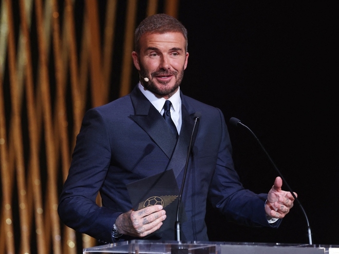Cận cảnh: David Beckham trao Quả Bóng Vàng 2023 cho Lionel Messi - Ảnh 1.