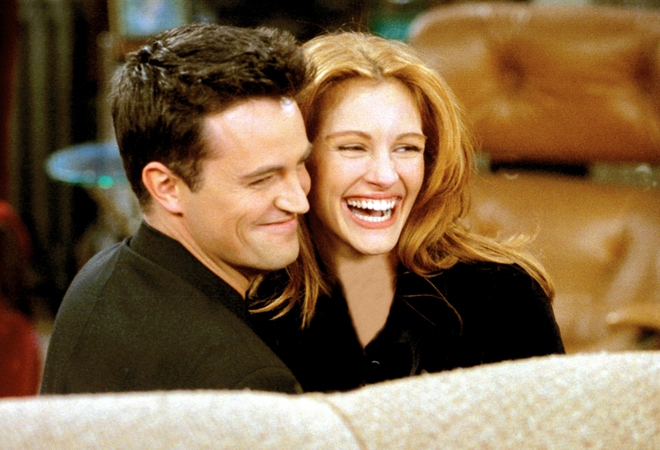 Xót xa với chuyện tình ngắn ngủi của Matthew Perry và Julia Roberts, ngày qua đời cũng là ngày sinh nhật bạn gái cũ - Ảnh 2.