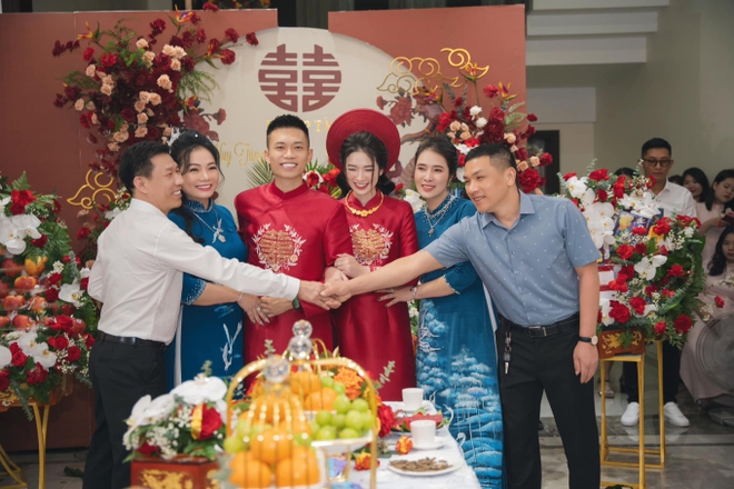 C&ocirc; d&acirc;u Thanh H&oacute;a đeo v&agrave;ng trĩu cổ, đ&aacute;m cưới d&ugrave;ng 2 tấn hoa tươi c&oacute; chi ph&iacute; ngang gi&aacute; chiếc xe hơi - Ảnh 4.