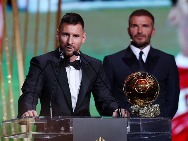 Cận cảnh: David Beckham trao Quả Bóng Vàng 2023 cho Lionel Messi - Ảnh 4.