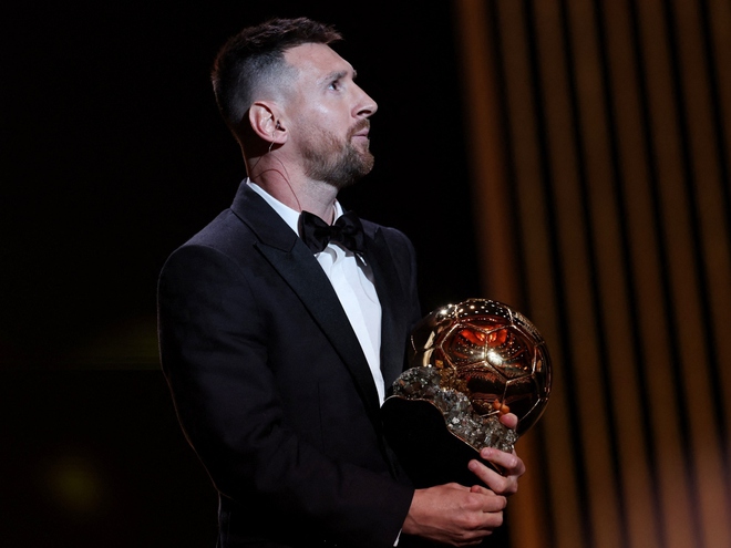 Cận cảnh: David Beckham trao Quả Bóng Vàng 2023 cho Lionel Messi - Ảnh 3.