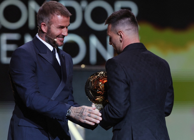 Cận cảnh: David Beckham trao Quả Bóng Vàng 2023 cho Lionel Messi - Ảnh 2.