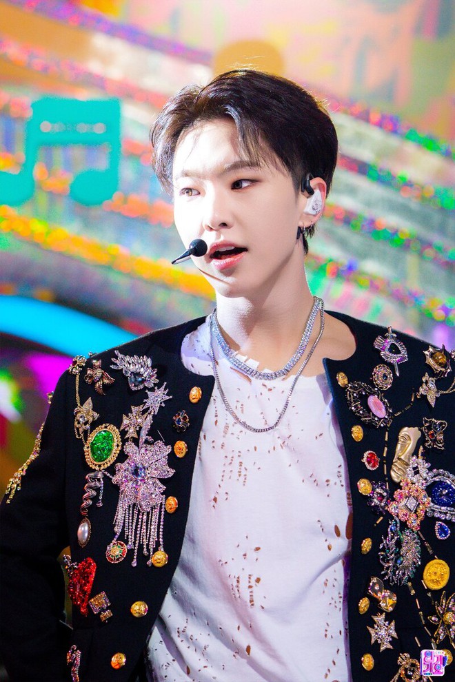 Nam idol l&eacute;n nắm tay fan trong l&uacute;c ghi h&igrave;nh vũ đạo, Knet cảm th&aacute;n: Người đ&agrave;n &ocirc;ng tội lỗi! - Ảnh 3.