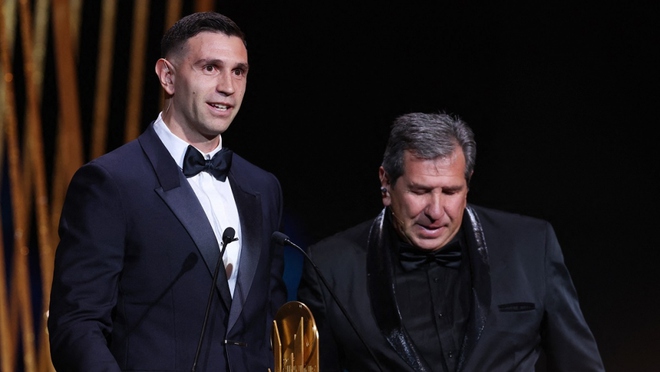 Emiliano Martinez bị la ó tại lễ trao giải Quả bóng Vàng 2023 - Ảnh 1.