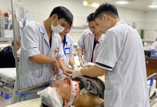 Phẫu thuật khẩn cứu người bị thương nặng nhất vụ tai nạn liên hoàn ở Lạng Sơn - Ảnh 1.