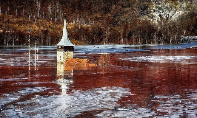 Ng&ocirc;i l&agrave;ng y&ecirc;n b&igrave;nh mang vẻ rực rỡ như buổi chiều t&agrave; nhưng ẩn chứa sự thật t&agrave;n độc nhiều năm chưa gột rửa hết được - Ảnh 3.