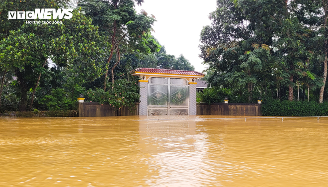 Nước lũ bủa vây, cô lập hàng loạt địa phương ở Hà Tĩnh - Ảnh 13.