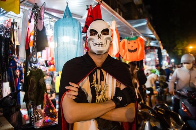 Phố Hàng Mã ngập tràn màu sắc ma quái trong đêm Halloween - Ảnh 8.