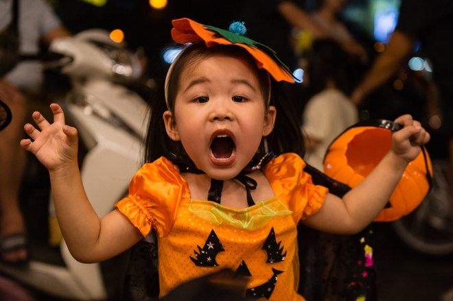 Phố Hàng Mã ngập tràn màu sắc ma quái trong đêm Halloween - Ảnh 7.