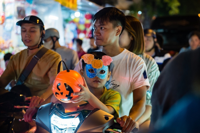 Phố Hàng Mã ngập tràn màu sắc ma quái trong đêm Halloween - Ảnh 5.