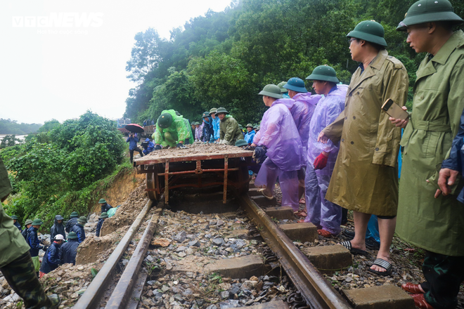 Nước lũ bủa vây, cô lập hàng loạt địa phương ở Hà Tĩnh - Ảnh 9.