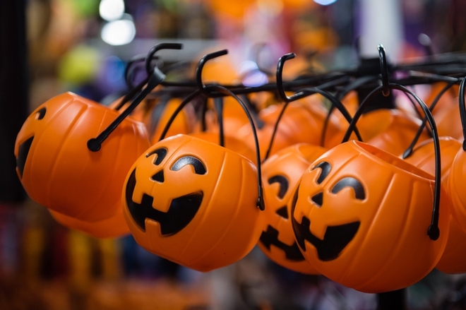 Phố Hàng Mã ngập tràn màu sắc ma quái trong đêm Halloween - Ảnh 2.