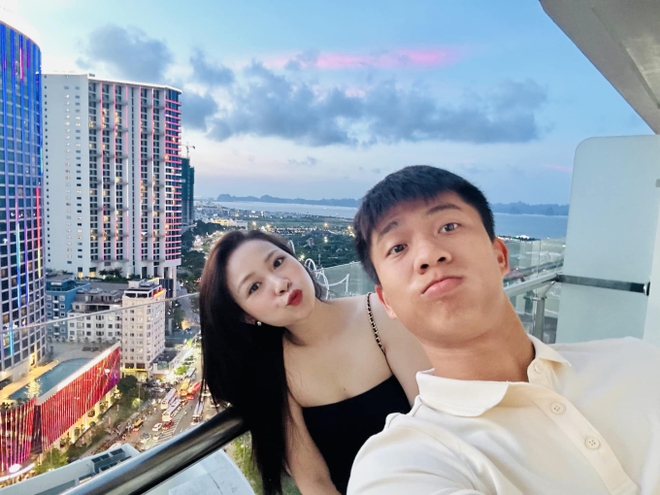 Phan Văn Đức cùng vợ đi hát, netizen soi ra một cử chỉ vô cùng tình tứ - Ảnh 4.