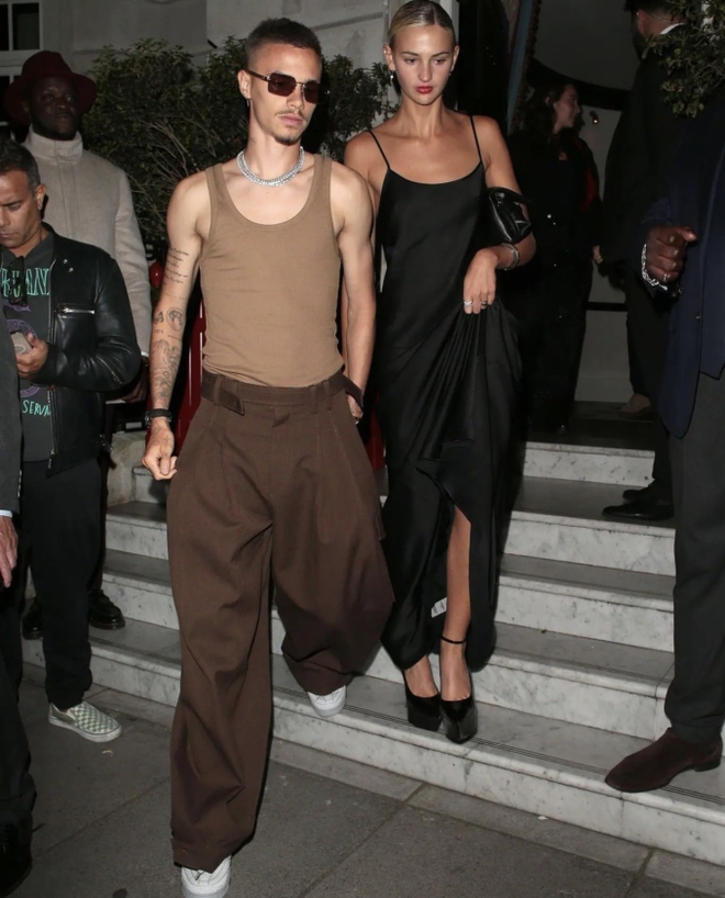 Khung hình quyền lực của nhà Beckham: Ai nấy visual ngập tràn, “công chúa út Harper diện outfit từng gây tranh cãi - Ảnh 6.