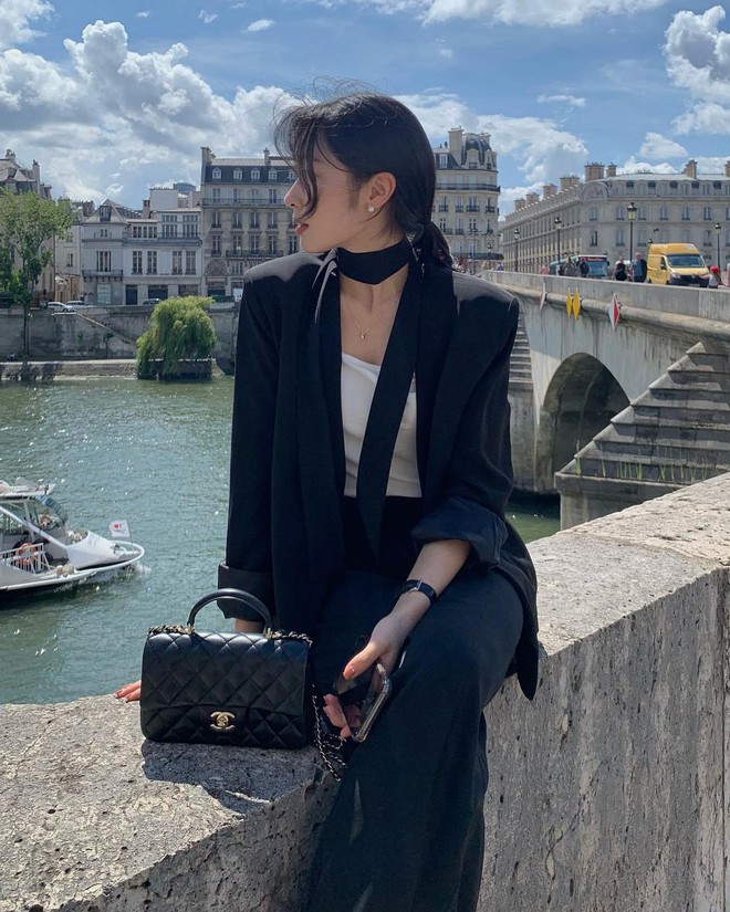 10 c&aacute;ch diện blazer đen thanh lịch, t&ocirc;n d&aacute;ng trong m&ugrave;a lạnh - Ảnh 1.