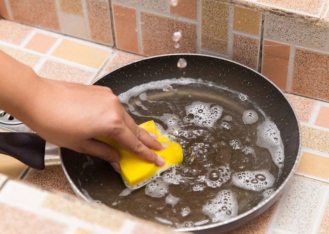 Kiểu rửa nồi, chảo chống d&iacute;nh vừa khiến vật dụng nhanh hỏng, vừa hại tới sức khỏe: Rất nhiều gia đ&igrave;nh đang l&agrave;m! - Ảnh 4.