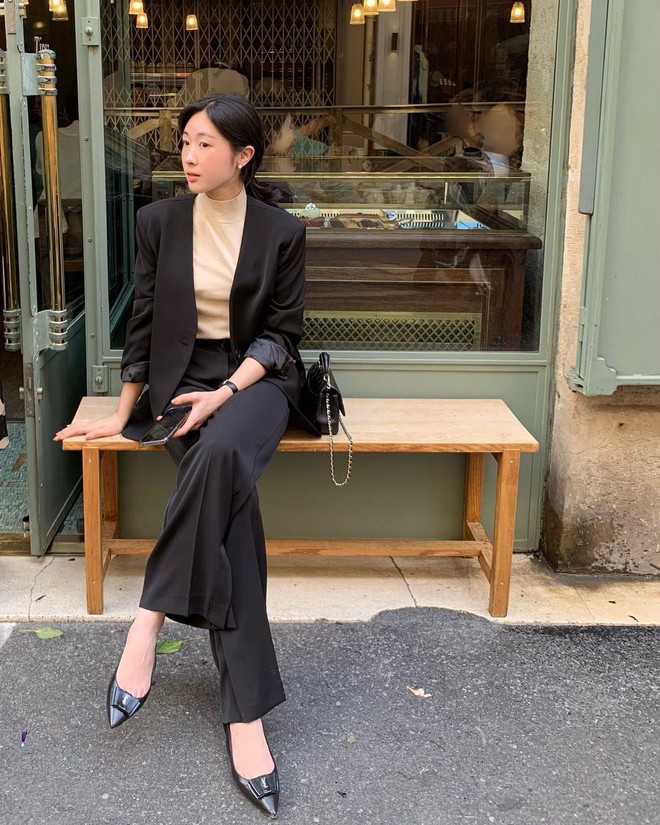 10 c&aacute;ch diện blazer đen thanh lịch, t&ocirc;n d&aacute;ng trong m&ugrave;a lạnh - Ảnh 8.