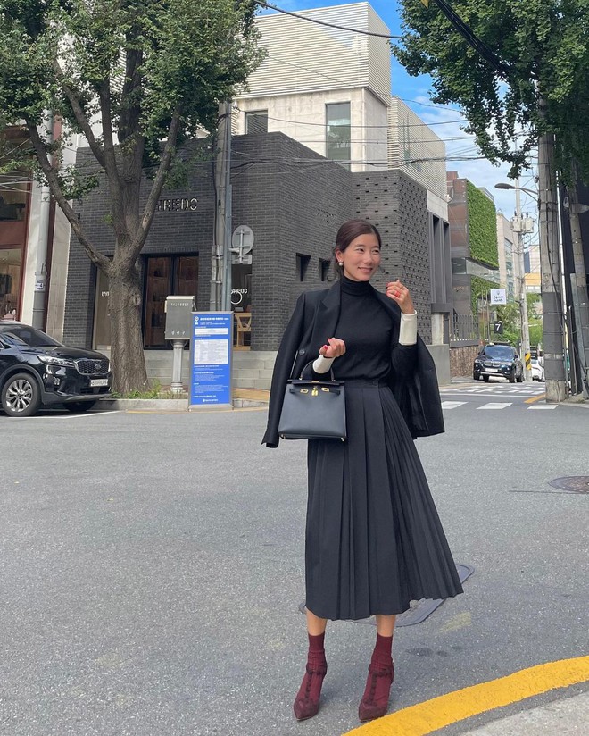 10 c&aacute;ch diện blazer đen thanh lịch, t&ocirc;n d&aacute;ng trong m&ugrave;a lạnh - Ảnh 7.