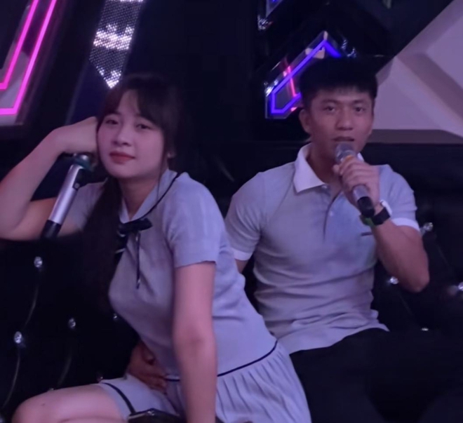 Phan Văn Đức cùng vợ đi hát, netizen soi ra một cử chỉ vô cùng tình tứ - Ảnh 1.