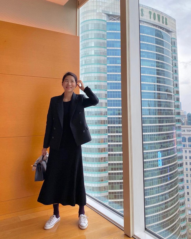 10 c&aacute;ch diện blazer đen thanh lịch, t&ocirc;n d&aacute;ng trong m&ugrave;a lạnh - Ảnh 6.