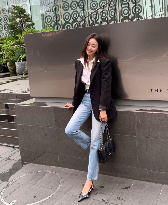 10 c&aacute;ch diện blazer đen thanh lịch, t&ocirc;n d&aacute;ng trong m&ugrave;a lạnh - Ảnh 2.